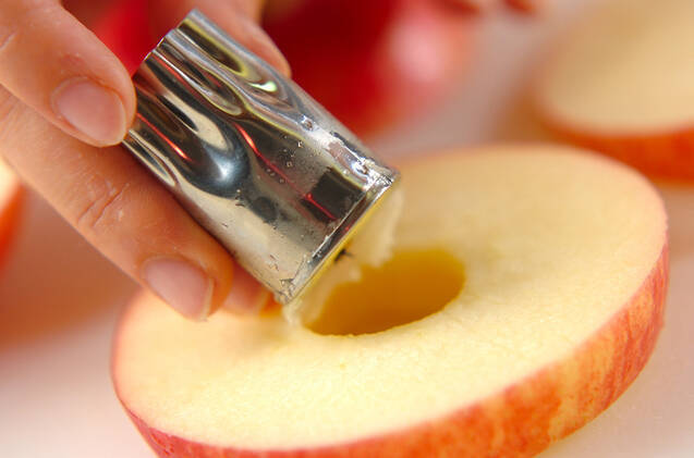 香ばしい！フライパンで気軽に焼きリンゴの作り方の手順1