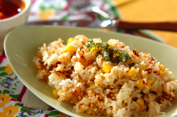 細長い皿に盛り付けたとうもろこしの炊き込みごはん