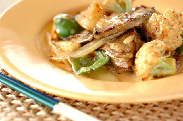 クリーム色の皿に盛られたレバーのクリーム炒め