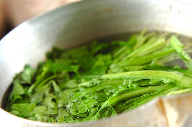 菊菜のゴマ白和えの作り方の手順1