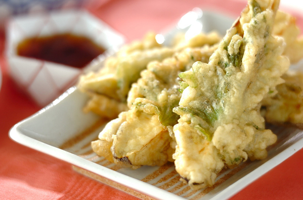 皿に盛られたなすと大葉の天ぷら