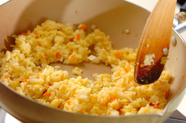 カニカマチャーハンの作り方の手順2