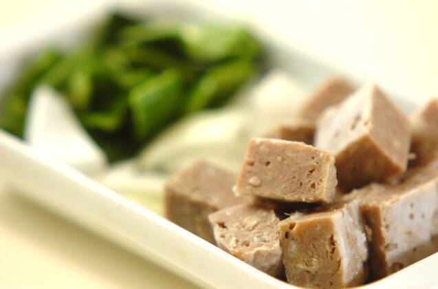 ハンバーグとピーマンのケチャップ炒めの作り方の手順1