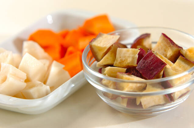 干し芋の根菜スープの作り方の手順1