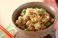 具だくさんの玄米ご飯