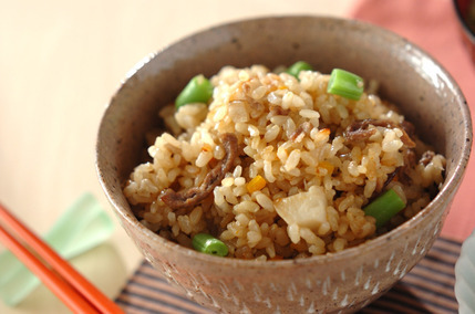 具だくさんの玄米ご飯
