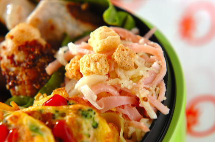 お弁当の中に入れられたキャベツとハムのシーザーサラダ