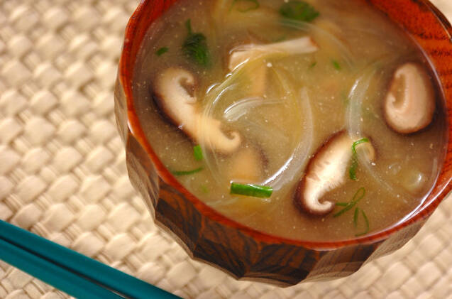 玉ネギとシイタケのみそ汁