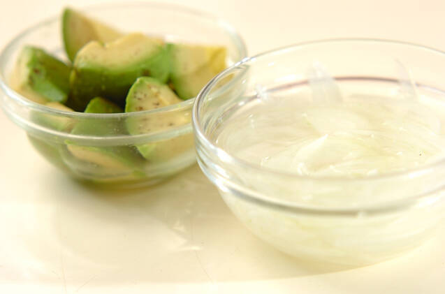 ささ身とアボカドのワサビ風味サラダの作り方の手順2
