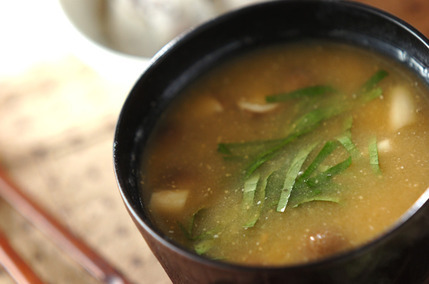 納豆とシメジの合わせみそ汁
