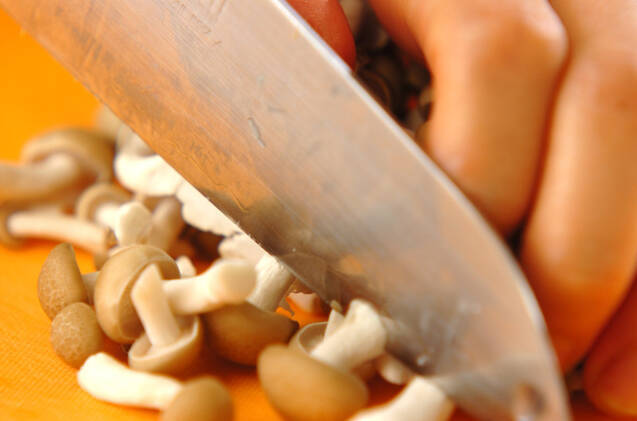 納豆とシメジの合わせみそ汁の作り方の手順1