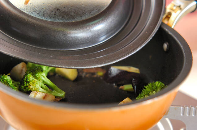 ナスとブロッコリーのアンチョビ炒めの作り方の手順3