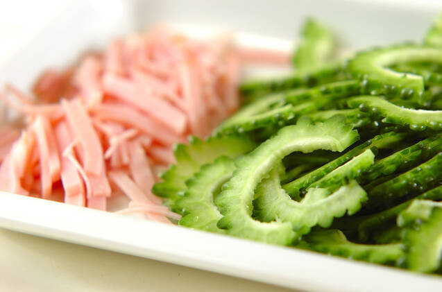 ゴーヤとハムのサラダの作り方の手順1