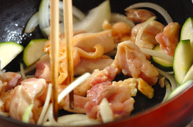鶏肉とズッキーニの塩レモン炒めの作り方の手順2