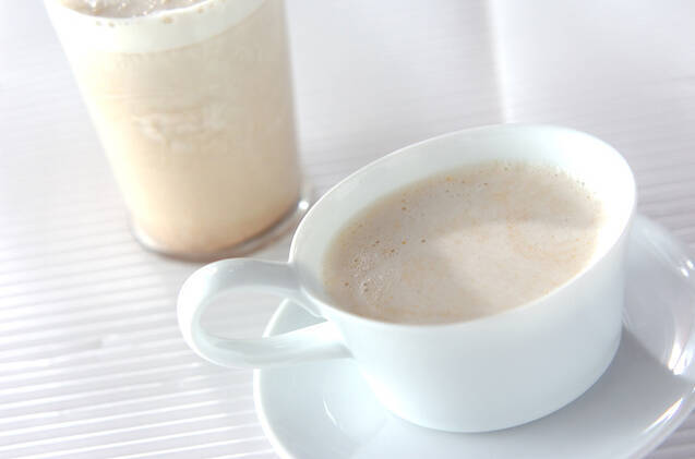 白いカップに入った小豆入りきな粉ミルク