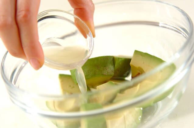 アボカドの和風サラダの作り方の手順1