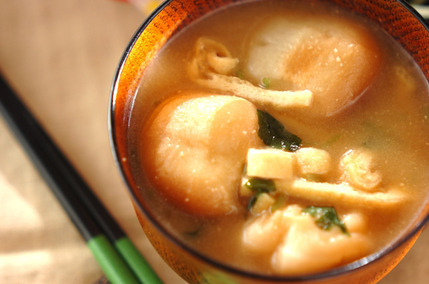 丸麩と油揚げの合わせみそ汁