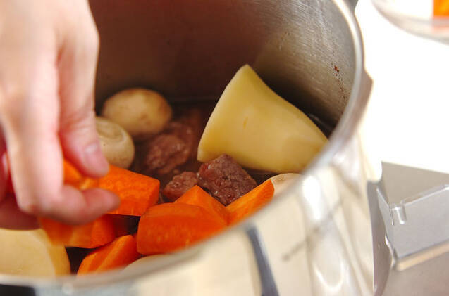 圧力鍋で簡単絶品！本格ビーフシチューの作り方の手順8