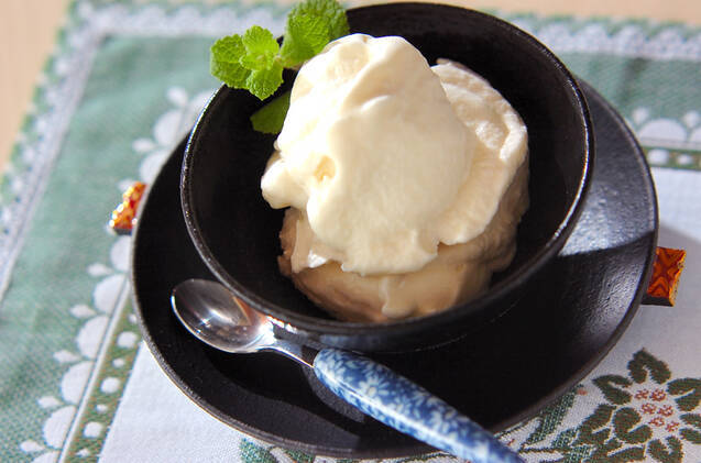 黒い器に盛られた、濃厚ココナッツアイス