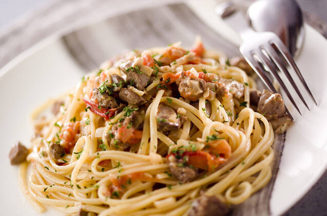 皿に盛り付けた鶏レバーのパスタ