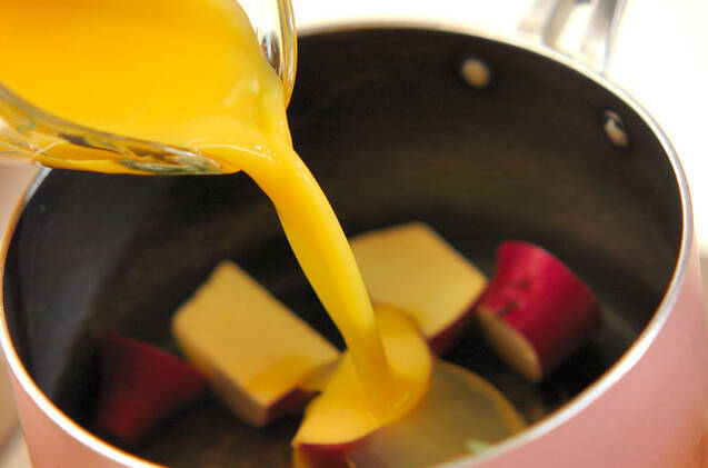 サツマイモとプルーンのオレンジ煮の作り方の手順2