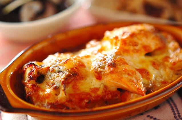 ブラウンのグラタン皿に盛られているコク旨ポテトグラタン