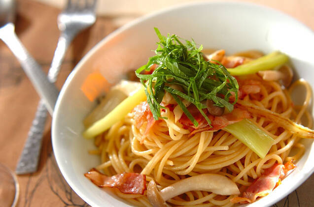 白い皿に盛られた白ネギとにんにくバターパスタ