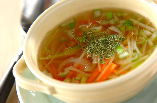 白いマグカップに盛られた人参の千切りスープ