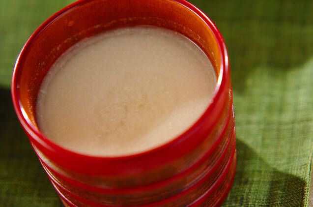 赤い湯飲みに酒粕で作った甘酒が入っている様子