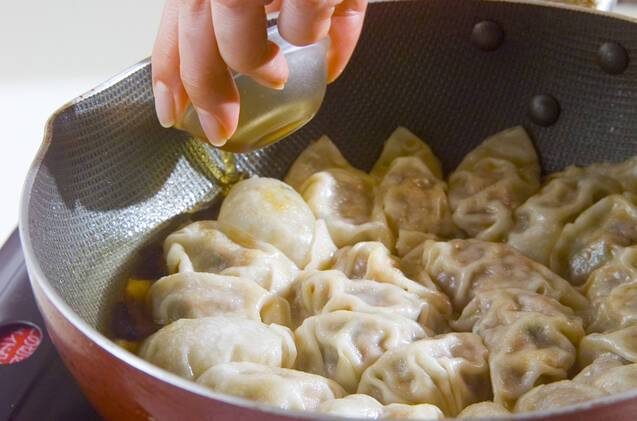 フライパン簡単餃子の作り方の手順4