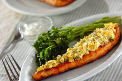 鮭の塩ヨーグルトタルタルソース添え