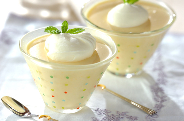 生クリームがトッピングされたオレンジのババロア