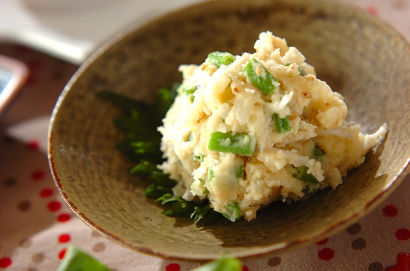 陶器に盛り付けたポン酢しょうゆのポテトサラダ