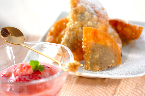 揚げチョコ餃子 いちごソース