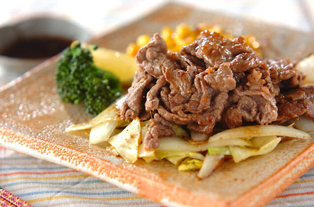 角皿に盛り付けた薄切り牛肉ソテーレモンソース