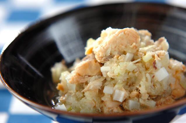 さっぱりシンプルな鮭缶の大根おろし煮