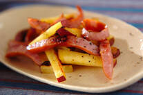 サツマイモとソーセージの炒め物