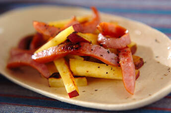 サツマイモとソーセージの炒め物