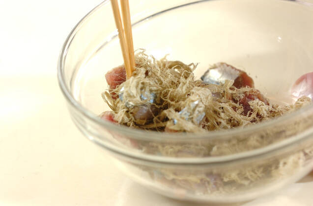 酢じめサンマのとろろ昆布和えの作り方の手順2