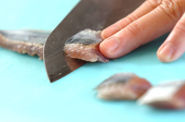 酢じめサンマのとろろ昆布和えの作り方の手順1