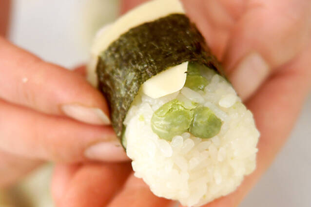 豆ご飯おにぎりの作り方の手順6