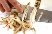 ゴボウと水菜のカレー炒めの下準備1
