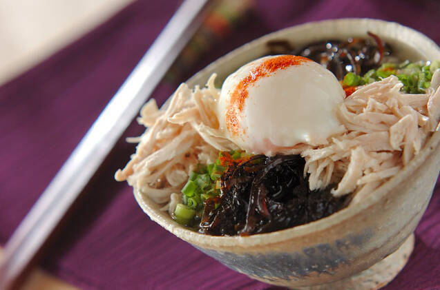 温泉卵や鶏ささみ、佃煮などがのった具だくさんなお茶漬け