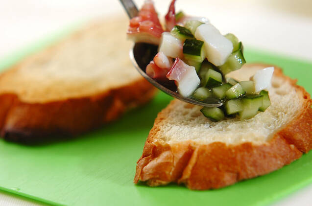 キュウリとタコのブルスケッタの作り方の手順3