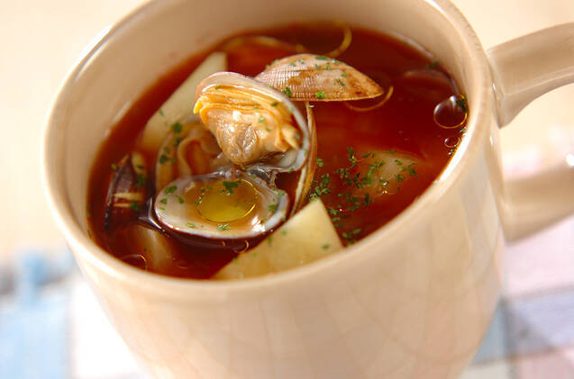 白いスープカップに入っているあさりとじゃがいものスープ