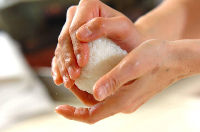 絶品焼きおにぎり 醤油香ばしいの作り方の手順1