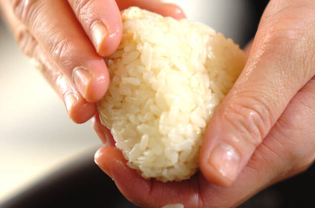 新ショウガご飯のおにぎりの作り方の手順5