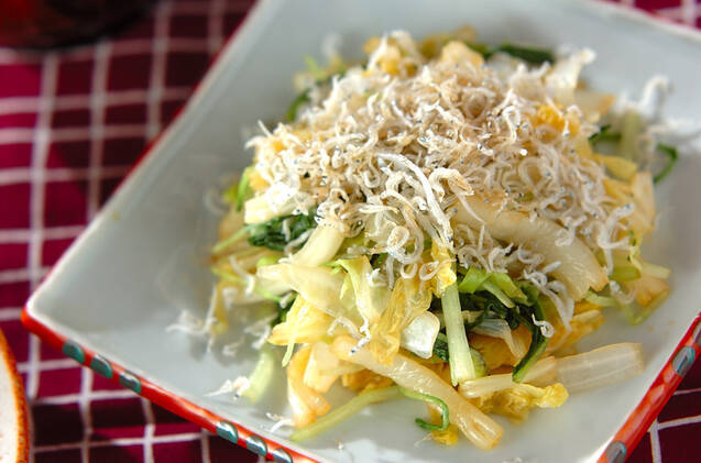 白い皿に盛られた、白菜とちりめんじゃこのおひたし