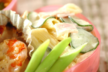 マカロニサラダとグリーンアスパラの塩ゆで