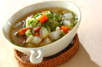 セロリの葉と根菜のスープ